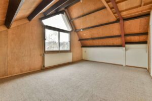 Jak maksymalizować przestrzeń użytkową na niskim poddaszu przez zabudowę skosów