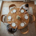 Oszczędność miejsca - porównanie stołu okrągłego z prostokątnymi modelami